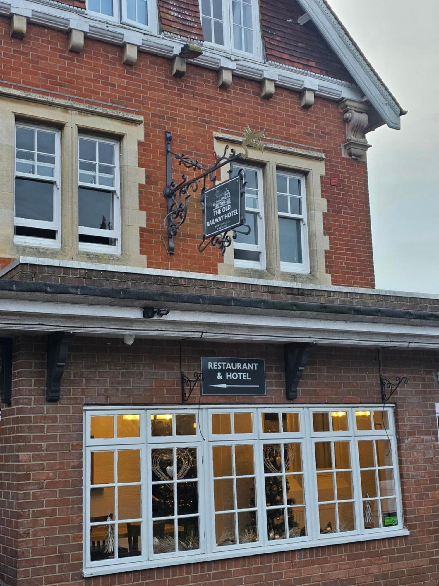 The Old Railway Hotel Porton エクステリア 写真